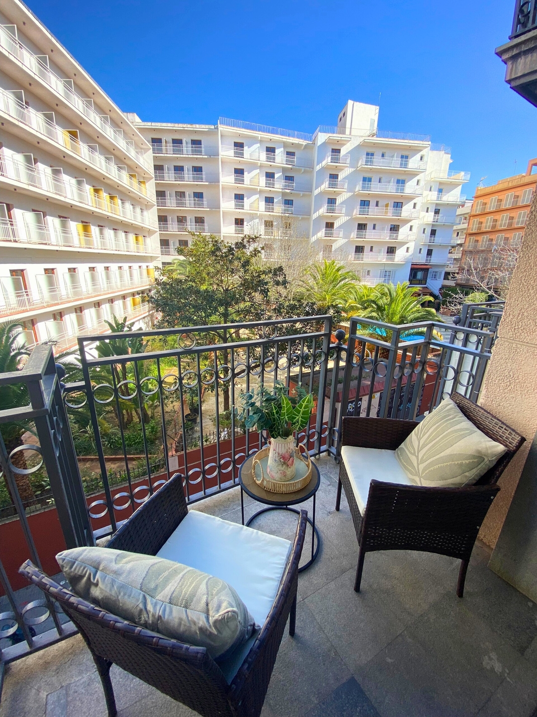 Zen Suite - Modern Apartment with Parking & Pool 11 Alfamar Homes