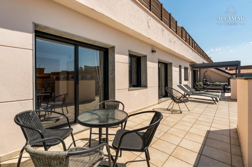 Sarai Suite: Modern Apartment with Terrace & Pool 4 Alfamarhomes.com