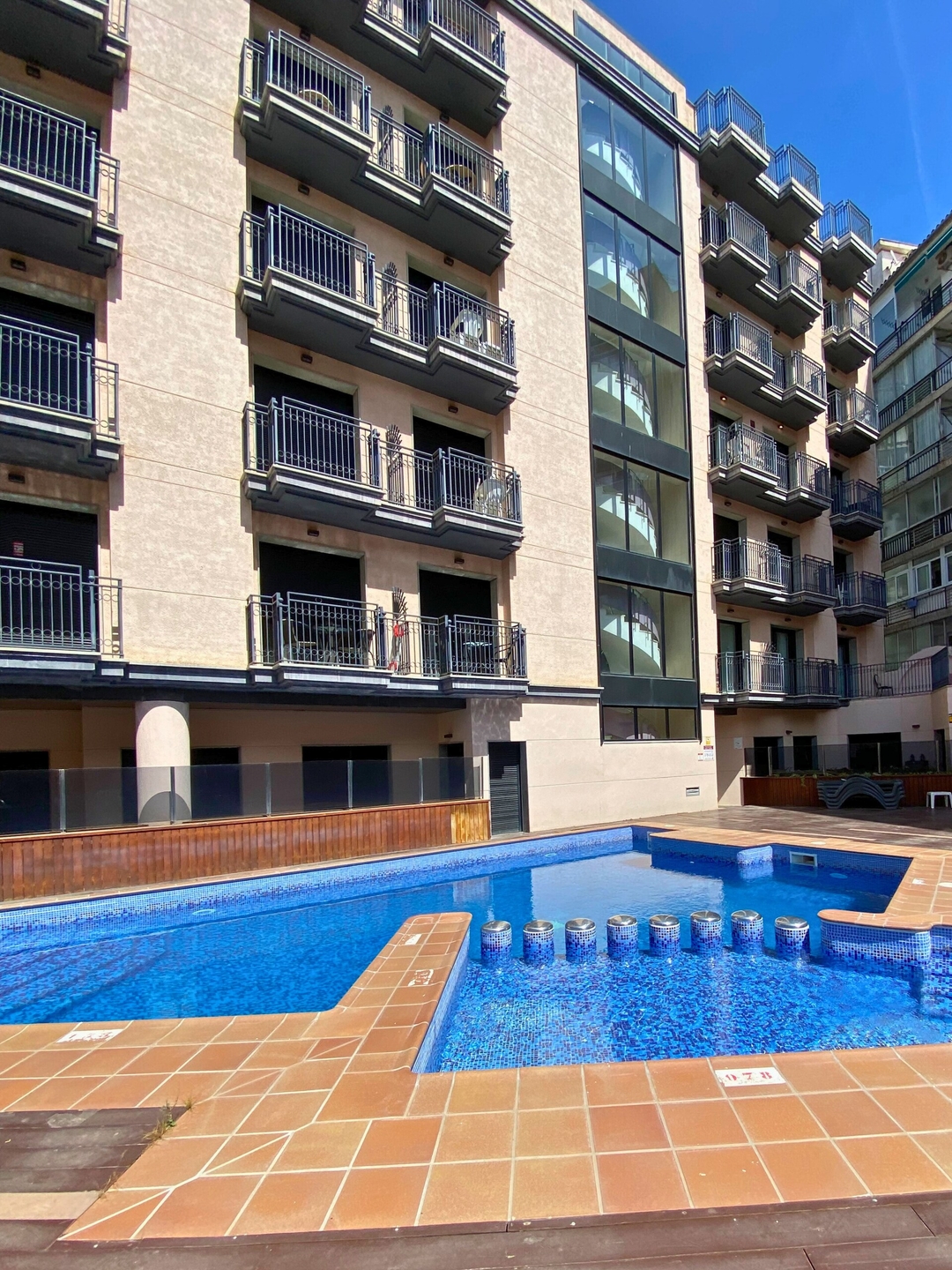 Zen Suite - Modern Apartment with Parking & Pool 12 Alfamar Homes