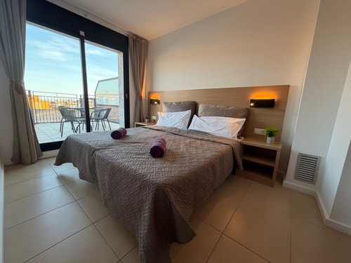 Sarai Suite: Modern Apartment with Terrace & Pool 16 Alfamarhomes.com