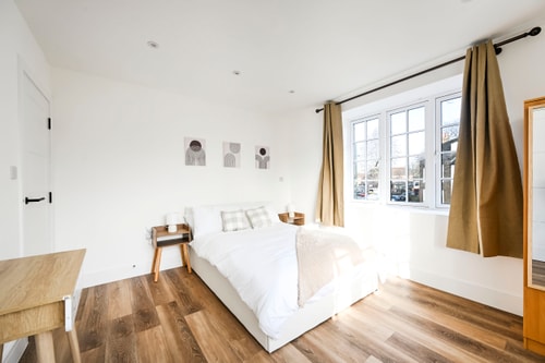 Steps from Hampton Court – Stylish London Retreat