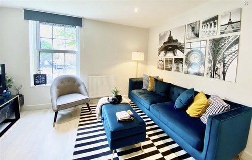 Stylish 2-Bed Apartment with Easy London Access