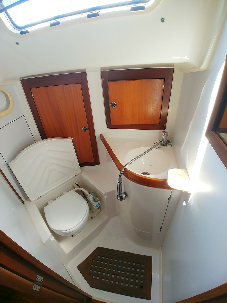 Unique Sailboat Stay in Lisbon with Marina Views gallery image 30