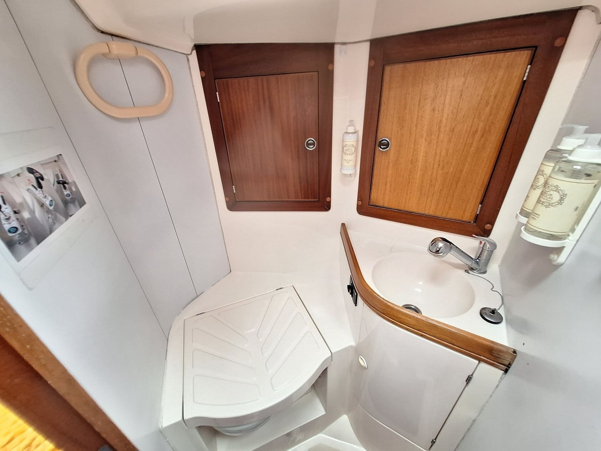 Unique Sailboat Stay in Lisbon with Marina Views gallery image 13