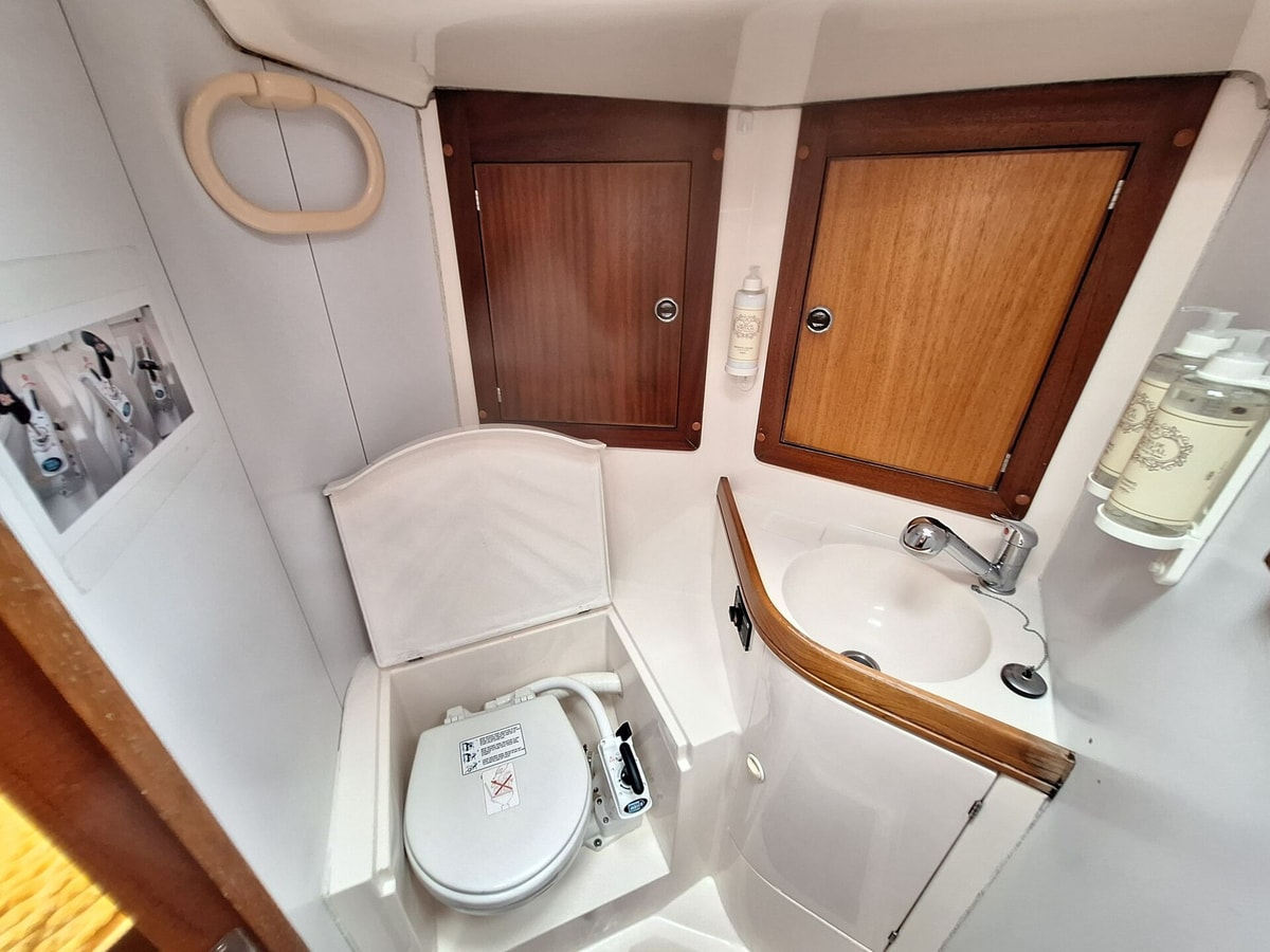Unique Sailboat Stay in Lisbon with Marina Views gallery image 14