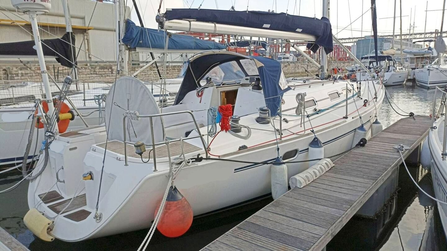 Unique Sailboat Stay in Lisbon with Marina Views gallery image 2