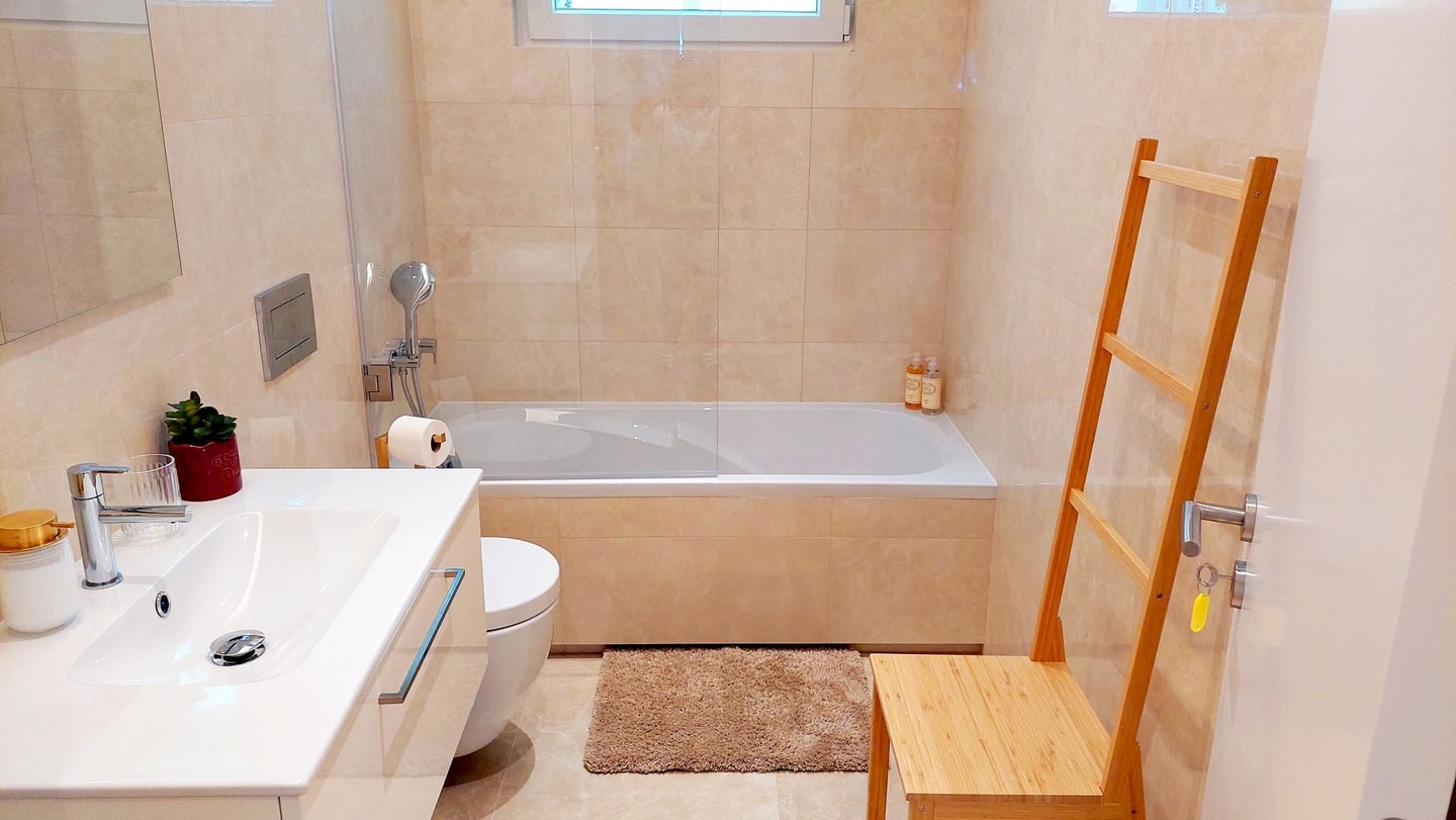 Spacious apartment in Lisbon | 2 bedrooms with AC gallery image 28