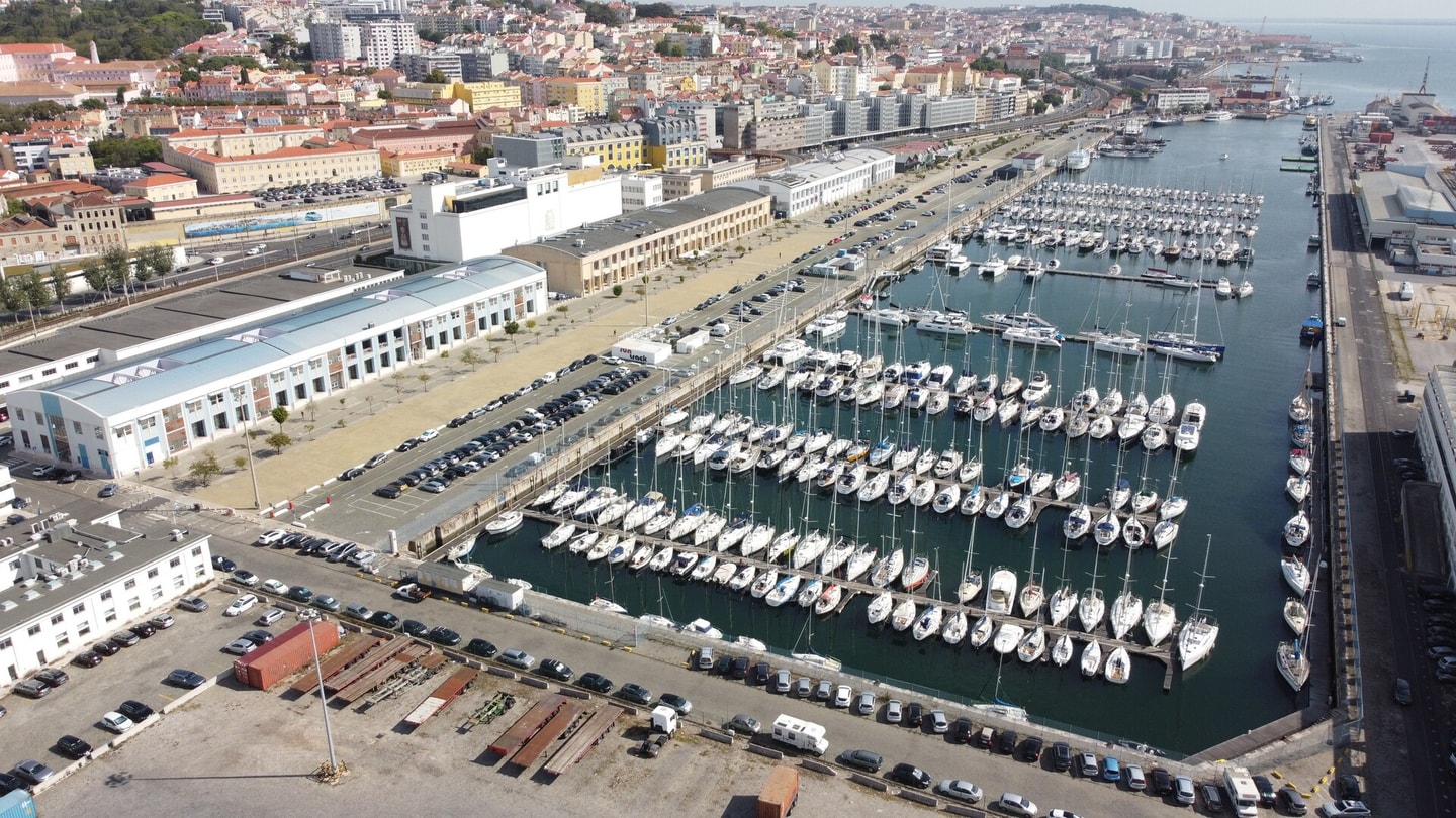 Unique Sailboat Stay in Lisbon with Marina Views gallery image 5