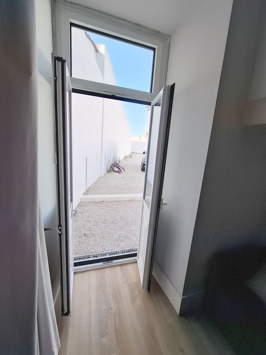 Studio 103 • Lisbon • Patio • Elevator • A/C gallery image 9