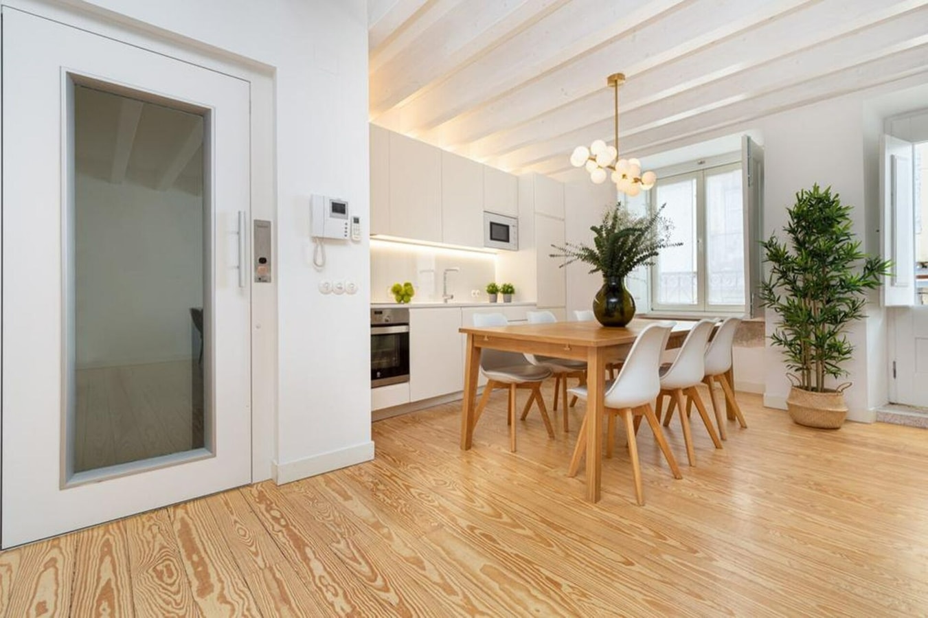 Apartment • Downtown Lisbon • 3 Bedrooms • Balcony gallery image 5