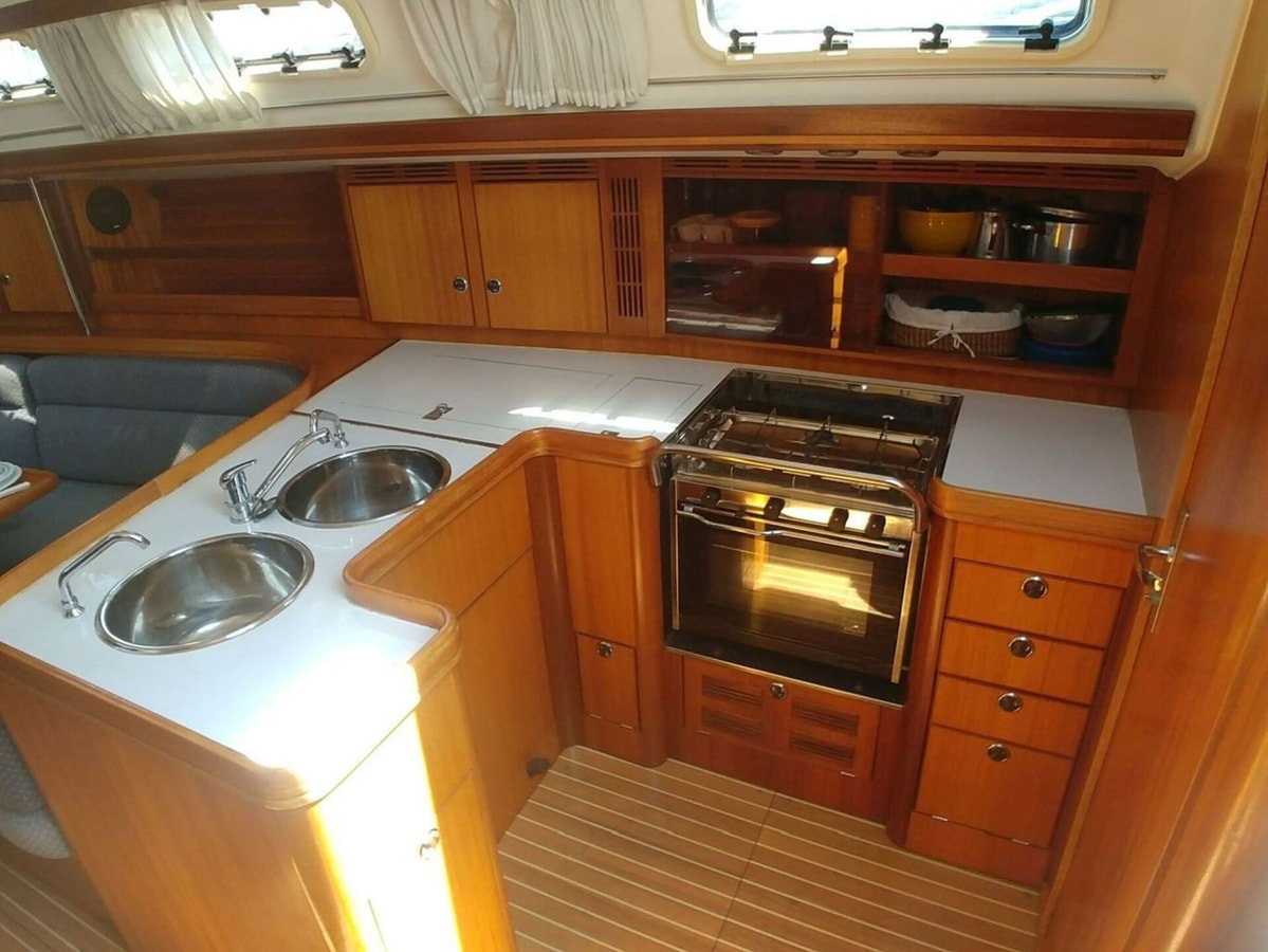 Unique Sailboat Stay in Lisbon with Marina Views gallery image 18