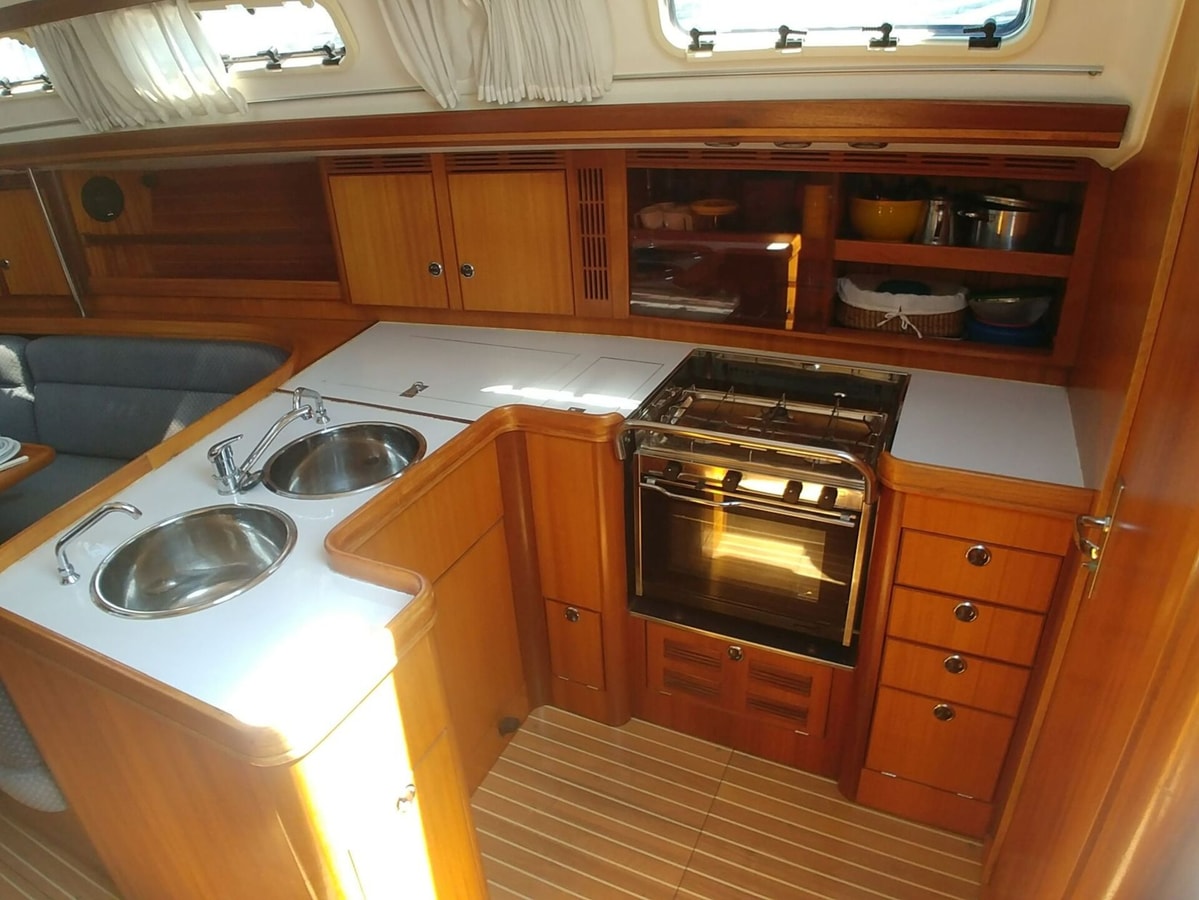 Unique Sailboat Stay in Lisbon with Marina Views gallery image 23