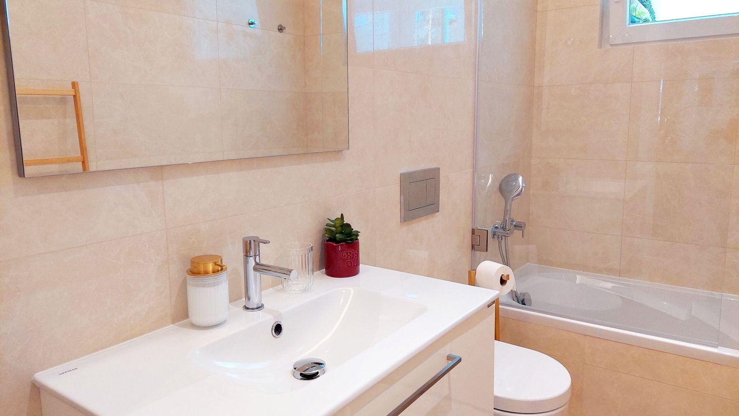 Spacious apartment in Lisbon | 2 bedrooms with AC gallery image 30