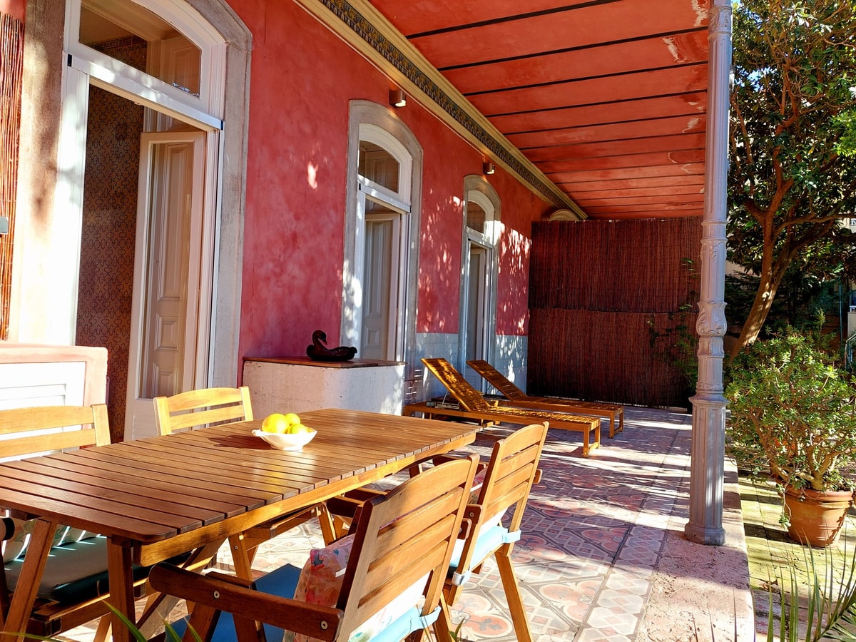 Lisbon Hideaway with private sunny Garden gallery image 18