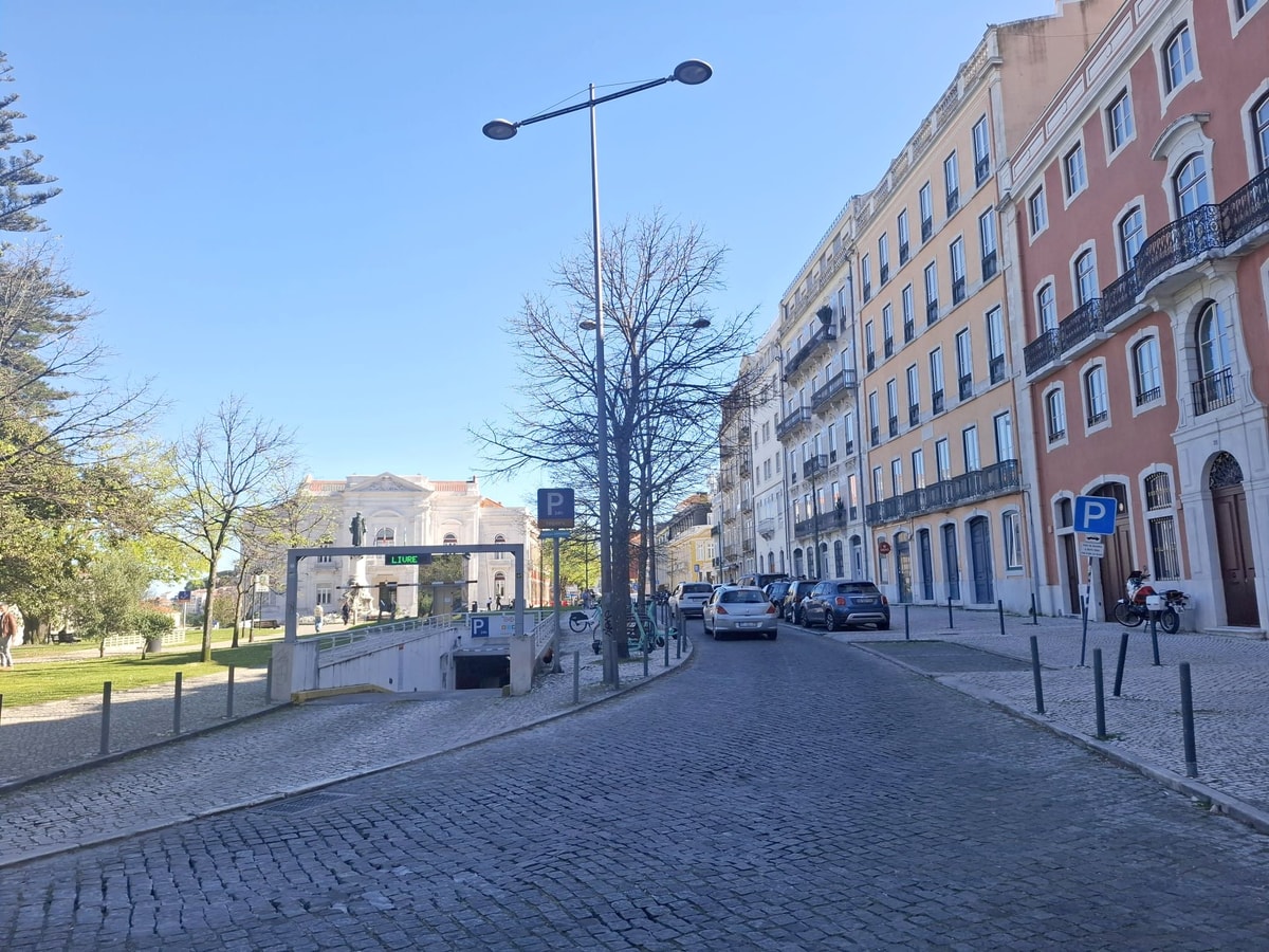Lisbon Hideaway with private sunny Garden gallery image 5