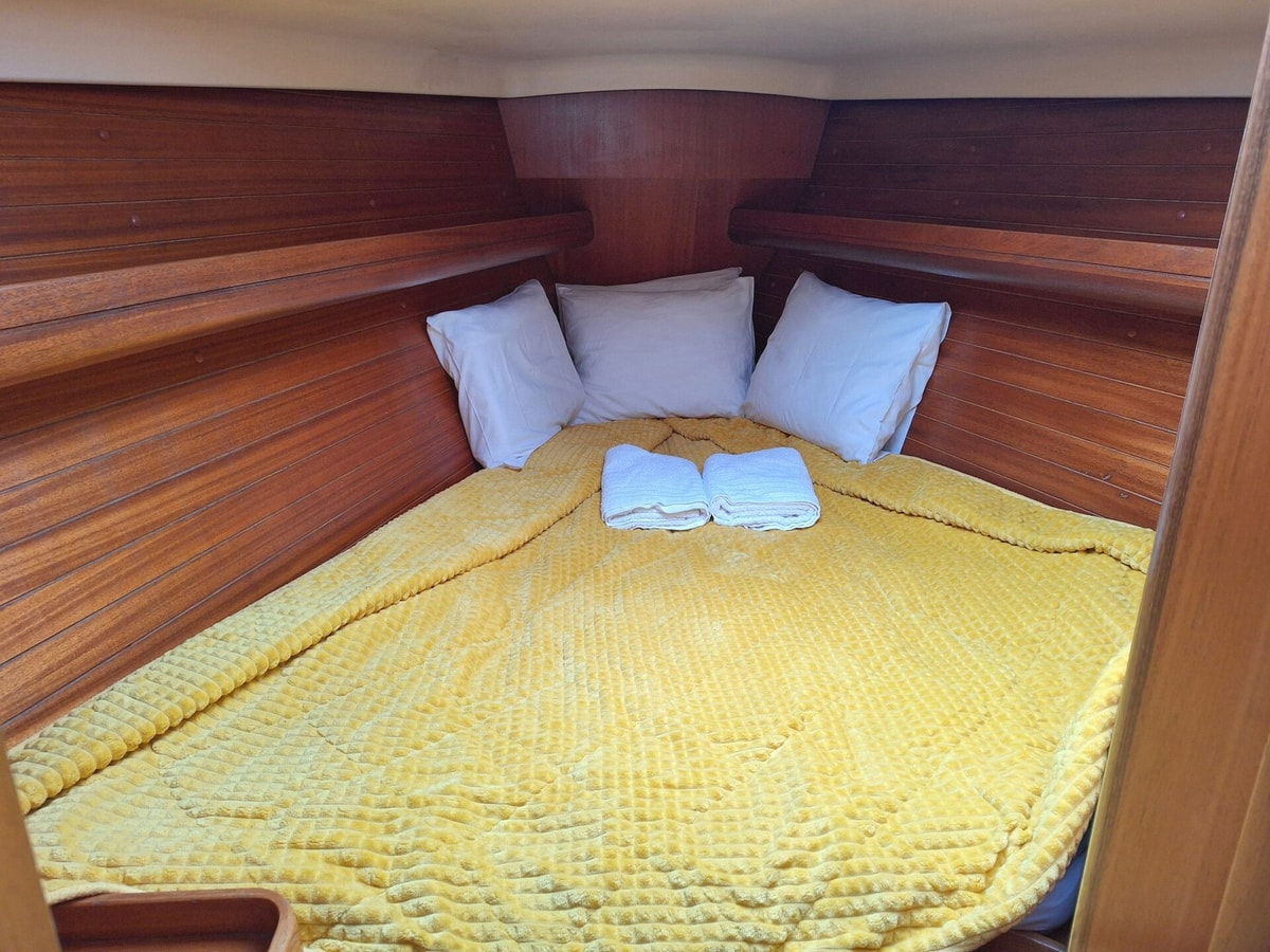Unique Sailboat Stay in Lisbon with Marina Views gallery image 10