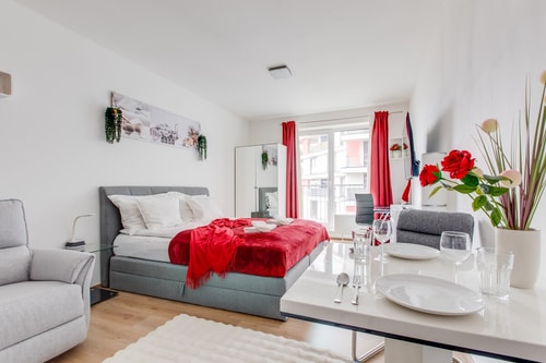 Modern Studio Apartment with Balcony, Free Parking