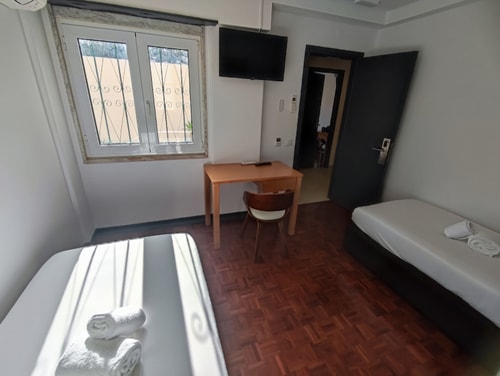 Lisbon Airport GuestHouse GAL – Twin Bedroom
