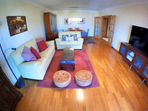 Lisbon, 2 bedroom apartment w/ balcony in Algés