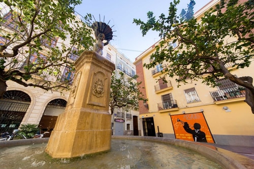 Local flavors and authentic dining moments in Valencia