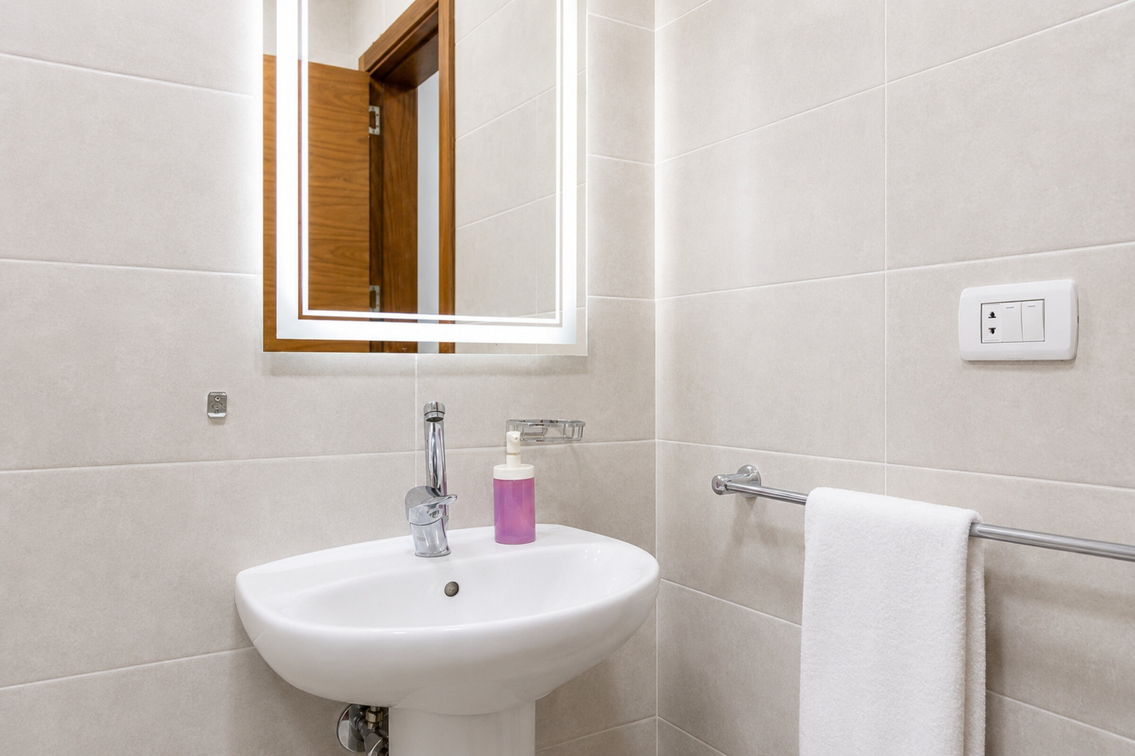 Sunlit 2BR Apt for 5, 3 Baths, near AUC Cairo — photo 11 of 15