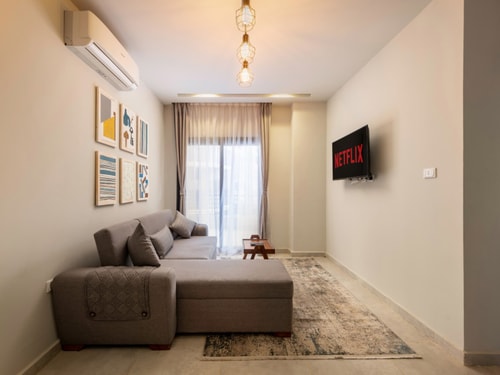 Urban 1BR | Balcony & Breakfast by Travelhoilc