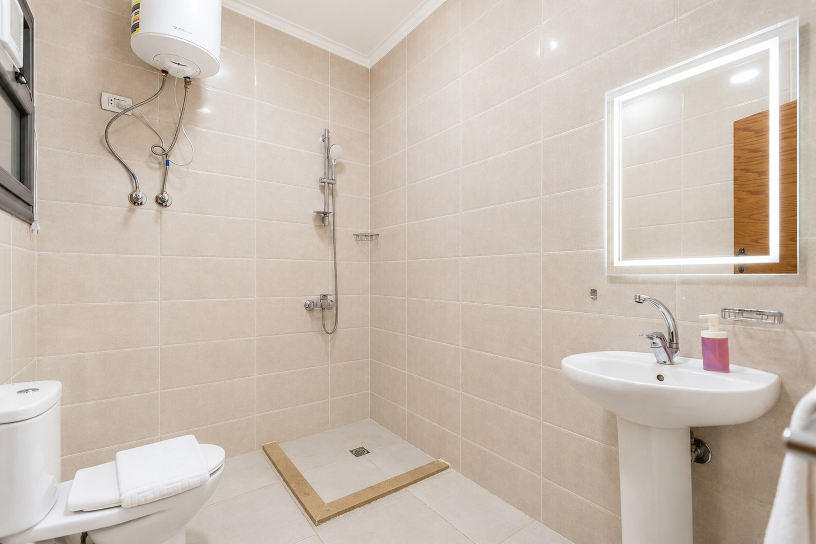 Sunlit 2BR Apt for 5, 3 Baths, near AUC Cairo — photo 10 of 15