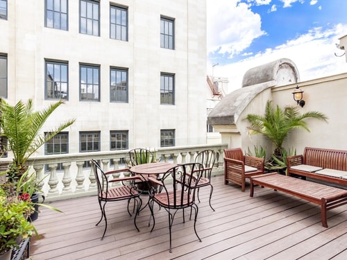 Studio with terrace and A/C Only Charming