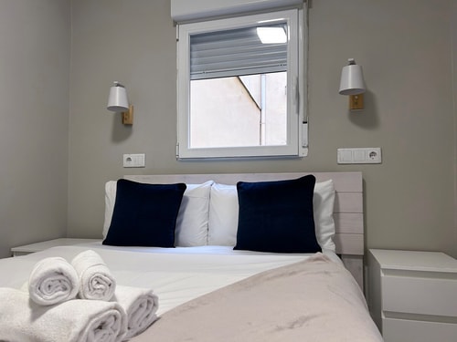 Plaza de España Center · 3 bedrooms, patio and A/C Only Charming