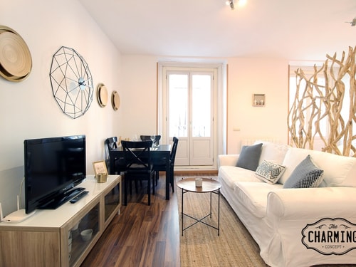 Huertas · Bright studio with balcony and A/C Only Charming