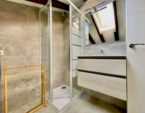 Malasaña Attic · 1 dormitorio con A/A · foto 10 · Only Charming, Madrid