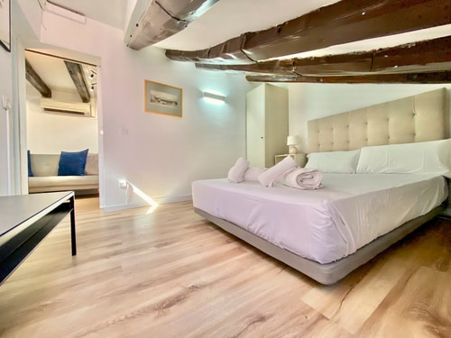 Malasaña Attic · 1 dormitorio con A/A · foto 7 · Only Charming, Madrid