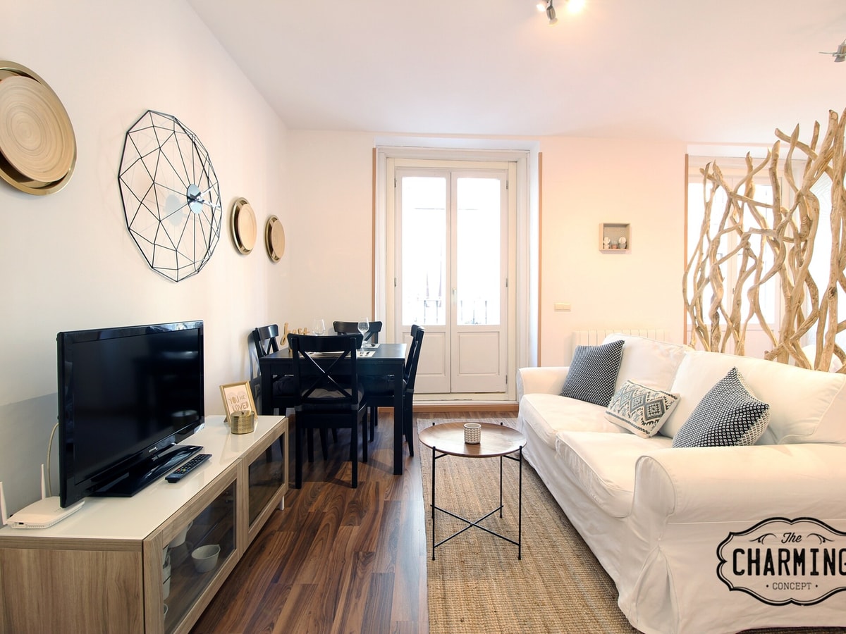 Huertas · Estudio luminoso con balcón y A/A · apartamento en Barrio de las Letras · foto 1 de 22