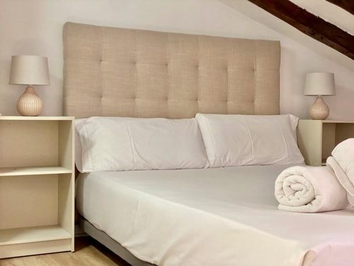 Malasaña Attic · 1 dormitorio con A/A · foto 6 · Only Charming, Madrid