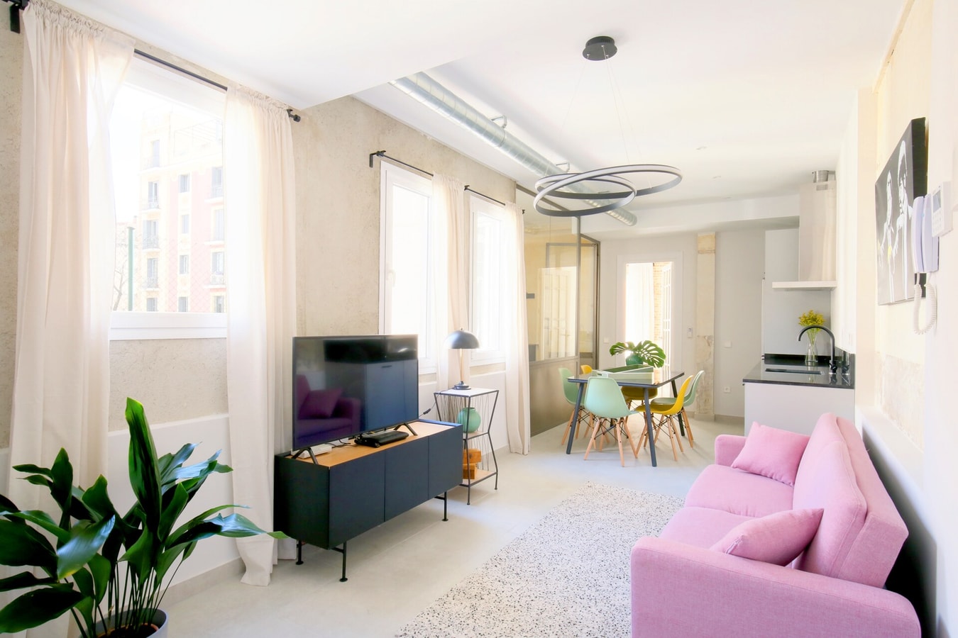 Palacio Real · Bright, 3 bedrooms and 2 bathrooms · apartment in Palacio · photo 1 of 19