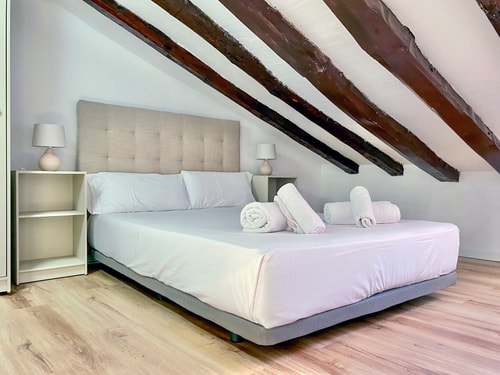 Malasaña Attic · 1 dormitorio con A/A · foto 18 · Only Charming, Madrid