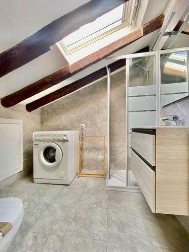 Malasaña Attic · 1 dormitorio con A/A · foto 9 · Only Charming, Madrid