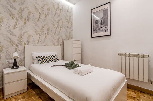 Embajadores II · Luminoso, 4 dormitorios y 2 baños · foto 2 · Only Charming, Madrid