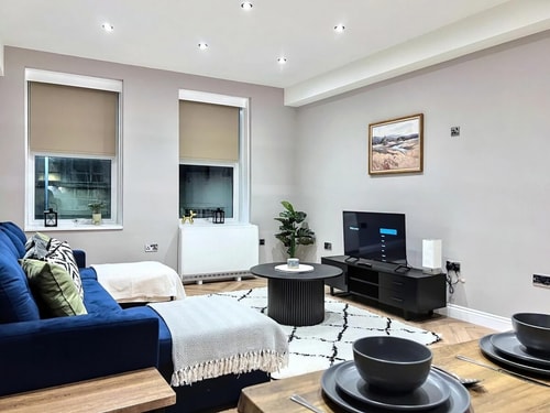 3 Bed / 3 Bath City Centre Apt + Secure Parking