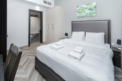 Canal View 1BR + Terrace Gym, Pool, Parking 8 Mi Casa Holiday Homes