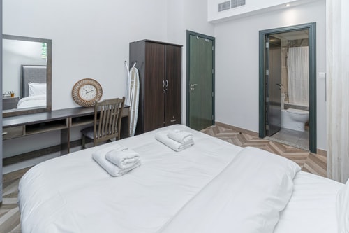 Canal View 1BR + Terrace Gym, Pool, Parking 9 Mi Casa Holiday Homes