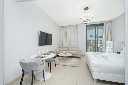 Urban Skyline Haven | Near Burj Khalifa 6 Mi Casa Holiday Homes