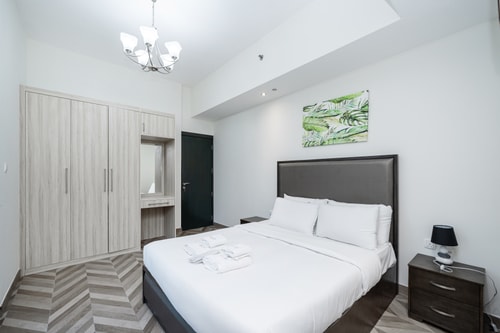 Stylish 4BR with Jacuzzi, Sauna & Prime Amenities 22 Mi Casa Holiday Homes