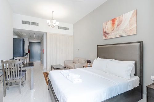 Contemporary Studio | Extra Bed | Near Dubai Mall 2 Mi Casa Holiday Homes
