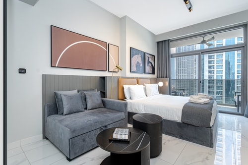 Sleek City-View Studio, Pool & Sauna, Downtown 2 Mi Casa Holiday Homes