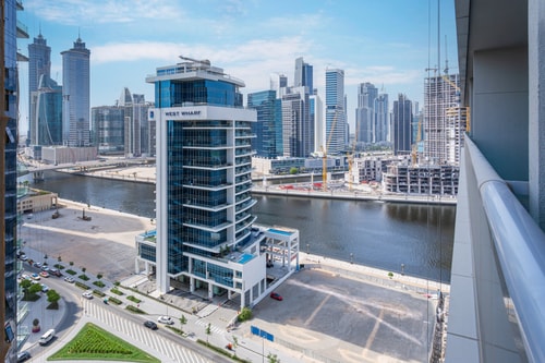 Canal View 1BR + Terrace Gym, Pool, Parking 16 Mi Casa Holiday Homes