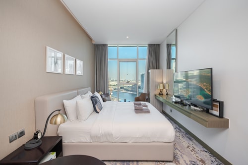 Cozy Waterfront Studio | Pool, Gym, Parking 5 Mi Casa Holiday Homes