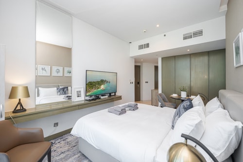Cozy Waterfront Studio | Pool, Gym, Parking 3 Mi Casa Holiday Homes