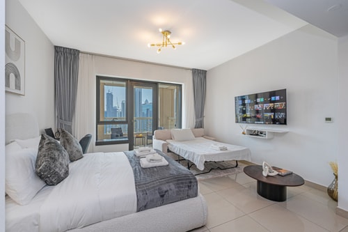 Downtown Gem | Studio with Balcony & Amenities 23 Mi Casa Holiday Homes