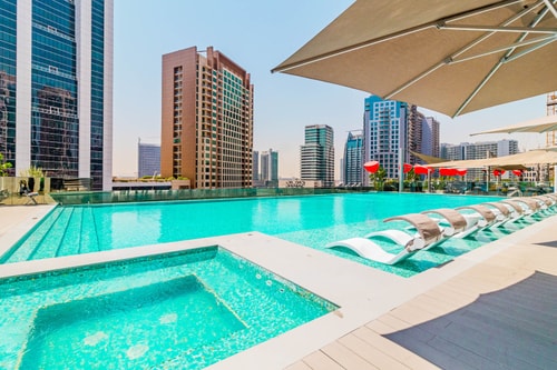 Sleek City-View Studio, Pool & Sauna, Downtown 16 Mi Casa Holiday Homes